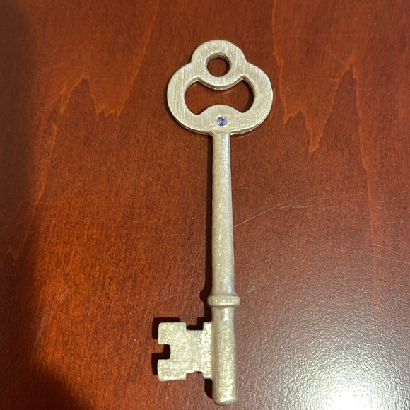 Sterling Silver Old Fashioned Key Replica Pendant with Iolite Stone - Picture 4 of 9